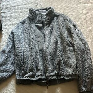 Vuori fleece jacketed.  Size xxl.  Olive green color